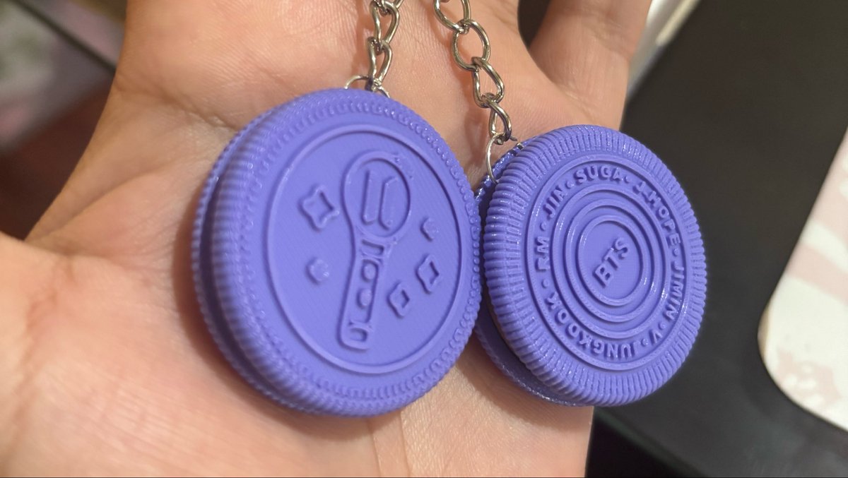MinaIsLate's tweet photo. Oreo 3D keychains lets goooo 🥰💜 https://t.co/OztQDatziH