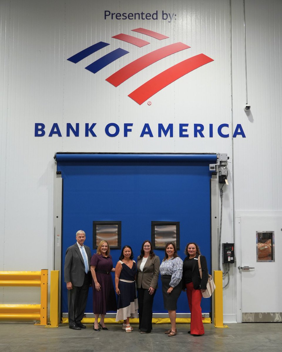 FINDFoodBank's tweet photo. We were honored to welcome Bank of America to our Food Security Campus for the unveiling of their newly installed signage, recognizing the bank's transformative support to FIND Regional.  

#FINDRegionalFoodBank #EndingHunger #BankofAmerica https://t.co/8y1yEd6HwO