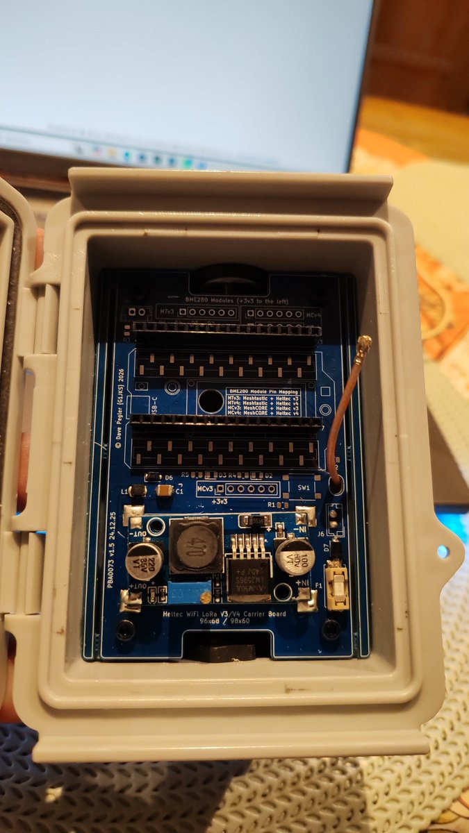 TwittLion77's tweet photo. Heltec esp32 flash pour la préparation d'un nœud @TheMeshtastic avec une boîte étanche et antenne +5.5 dB de G1JKS. Beau travail. En test dans 2 jours.  #solarnode #meshtastic #hamradio https://t.co/QjXE37bVcN