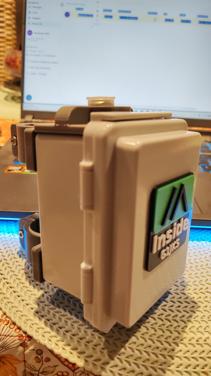 TwittLion77's tweet photo. Heltec esp32 flash pour la préparation d'un nœud @TheMeshtastic avec une boîte étanche et antenne +5.5 dB de G1JKS. Beau travail. En test dans 2 jours.  #solarnode #meshtastic #hamradio https://t.co/QjXE37bVcN