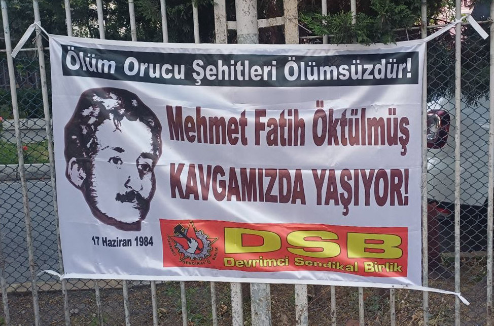 P_DevrimciDurus's tweet photo. #MehmetFatihÖktülmüş'ün ölüm yıldönümünde, Devrimci Sendikal Birlik  imzalı pankartlar asıldı    
📍Çapa

https://t.co/749WsckTNJ https://t.co/rmwsc6RC1W