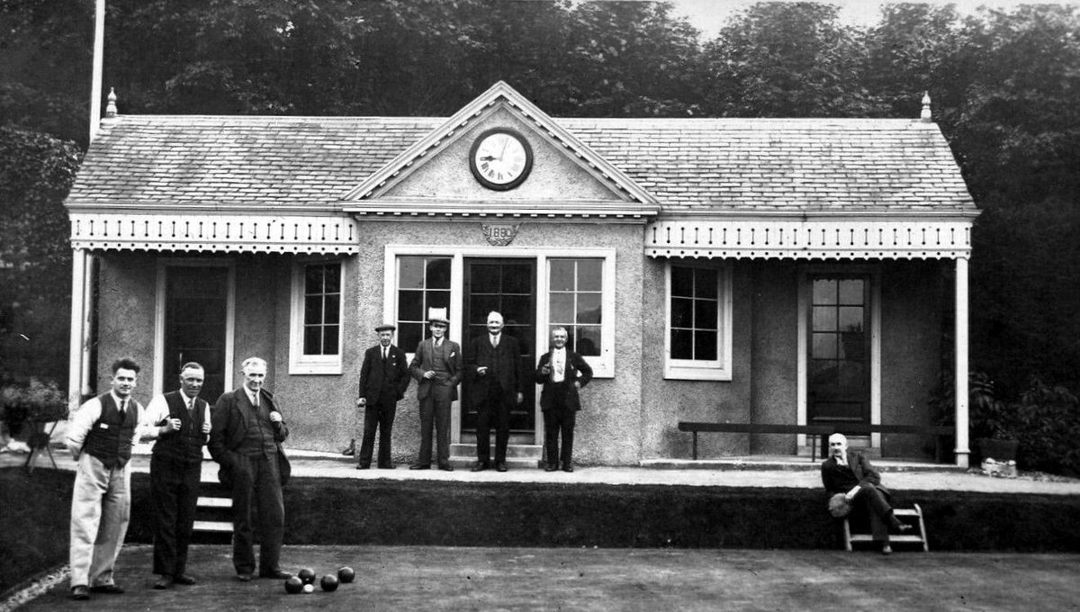 tourscotland's tweet photo. Old Tour #Scotland #Ancestry Travel Visit #Genealogy #Scottish Family #History Blog #photography of #Scotsmen by the Lawn Bowling Green in #Newburgh, #Fife. For some time the principal industries here chiefly consisted of the making of linen and floorcloth https://t.co/YDoDO5Ngic https://t.co/lj5i9zeSI9