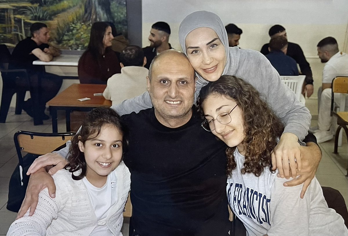 esmabucan53's tweet photo. YARGILANMAK İSTİYORUZ

Eşim,şehir plancısı Evren Buçan
343 gündür tutuklu.

343 gündür ne bir iddianame yazıldı ne de hâkim karşısına çıktı.

Sadece 3 ay görev yaptığı Şile Belediyesi’ne yönelik operasyon kapsamında tutuklandı. Ancak aradan neredeyse 1 yıl geçmesine rağmen dosyanın gizliliği gerekçesiyle hiçbir bilgi alamıyoruz.

Anadolu Cumhuriyet Başsavcılığı’na ve Adalet Bakanlığı’na sesleniyorum:

@AnadoluCBS @adalet_bakanlik 

Bir iddianame neden 343 gündür yazılmadı?

Bu belirsizlik daha ne kadar sürecek?

İki kızım daha kaç gün babalarının yolunu gözleyecek?

Eşim tutuklandığında bir adli tatil geçirdik. Şimdi ikinci adli tatil kapıda. Eğer iddianame hazırlanıp bir mahkeme günü verilmezse, iki yaz boyunca cezaevinde neyin cezasını çekmiş olacak?

Aile ve Sosyal Hizmetler Bakanlığı’na da soruyorum:

@tcailesosyal 

Bu yılı “Aile Yılı” ilan ettiniz. Oysa bu fotoğraf, bir ailenin 343 gündür yalnızca cezaevi görüşlerinde hasret giderebildiğinin fotoğrafıdır.

Bu fotoğraf, iki küçük kız çocuğunun babasıyla geçireceği 343 günün geri dönmemek üzere elinden alınmasının fotoğrafıdır.

Bir yıldır hayatımız cezaevi yollarında geçiyor. Sadece eşim değil, biz de bu belirsizliğin içinde tutukluyuz.

Tek isteğimiz adalet.

Tek isteğimiz yargılanmak.

Sesimizi duyun. Bir açıklama yapın.

Çünkü bir insanın hayatı, bir ailenin umutları ve çocukların büyüyen özlemi bu kadar yok sayılamaz.

#Yargılanmakİstiyoruz #343GündürİddianameYok
#İddianameNerede 
#EvrenBuçanİçinAdalet

Bu kare bir görüş gününün fotoğrafı değil; 343 gündür bekleyen bir adaletin fotoğrafıdır.