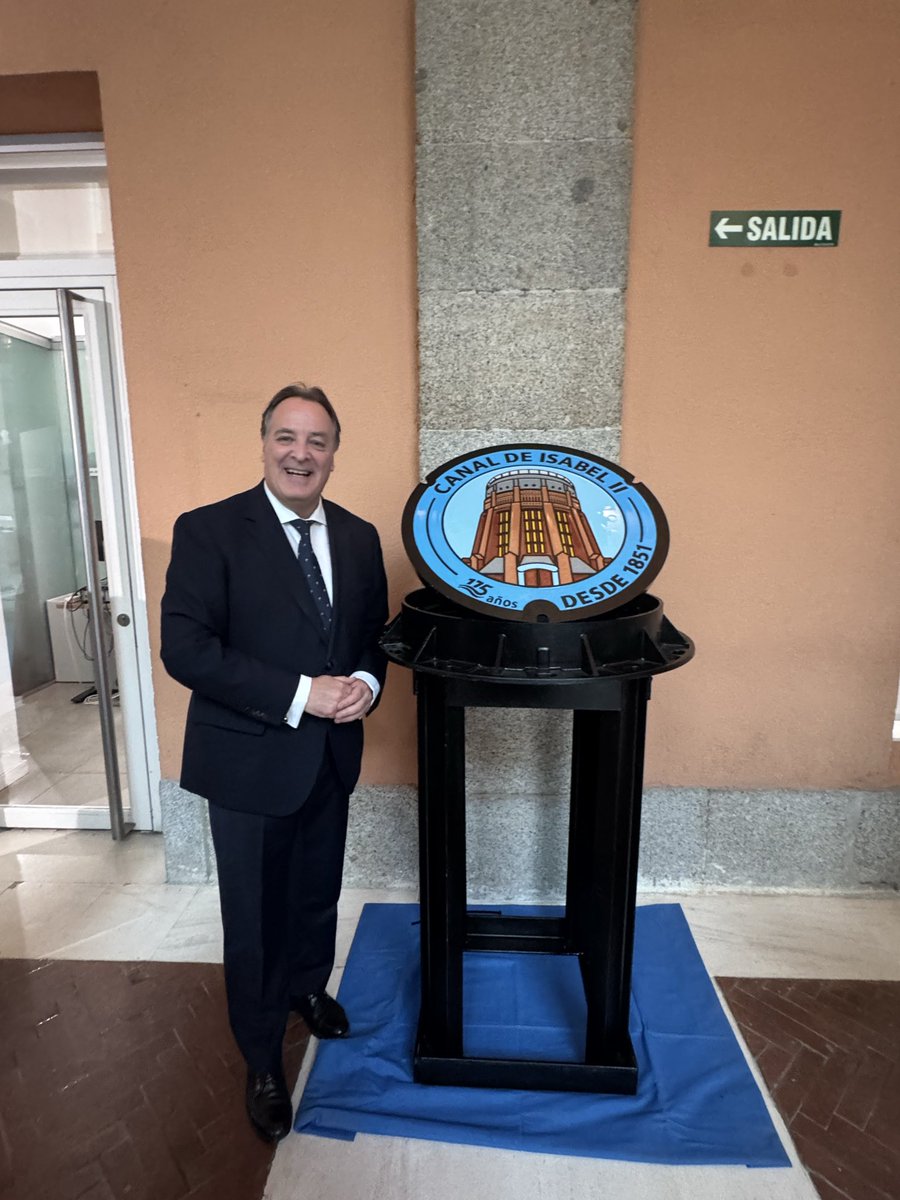 jaimegtaboada's tweet photo. Hoy es el 175 aniversario del Canal de Isabel II. Es un gran honor para los vecinos de Chamberí contar con la gran empresa de agua. Son miles de vecinos q han trabajado en la empresa. Un referente Chamberilero. En homenaje las tapas q brillarán en el Distrito @CarlosNovilloPi https://t.co/Zyea57oBaU