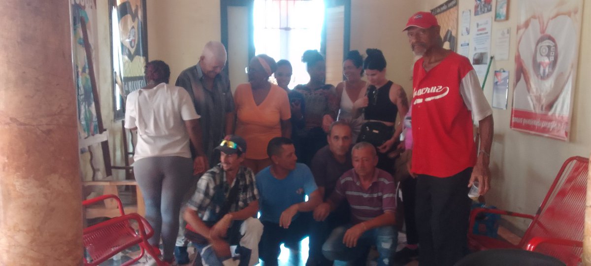 AniaThompson1's tweet photo. En la tarde de hoy , los #CDRArtemisa, compartimos con los  padres de nuestra sede , un encuentro de dominó y un pasillito claro que si jjj🎶🎵, ellos se lo merecen porque sin ellos la vida es imposible 🇨🇺♥️ #CDRCuba @CDRProvArt https://t.co/0dmlncophJ