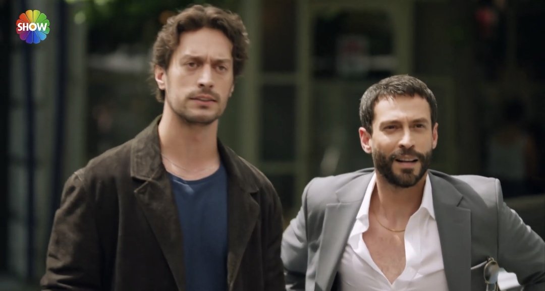 t_kalbi's tweet photo. Tam bir yaz dizisi diyorum ve ben bu masadayım.
Çok beğendim emeklere sağlık..
#MuhtemelAşk https://t.co/xde67J5LAv