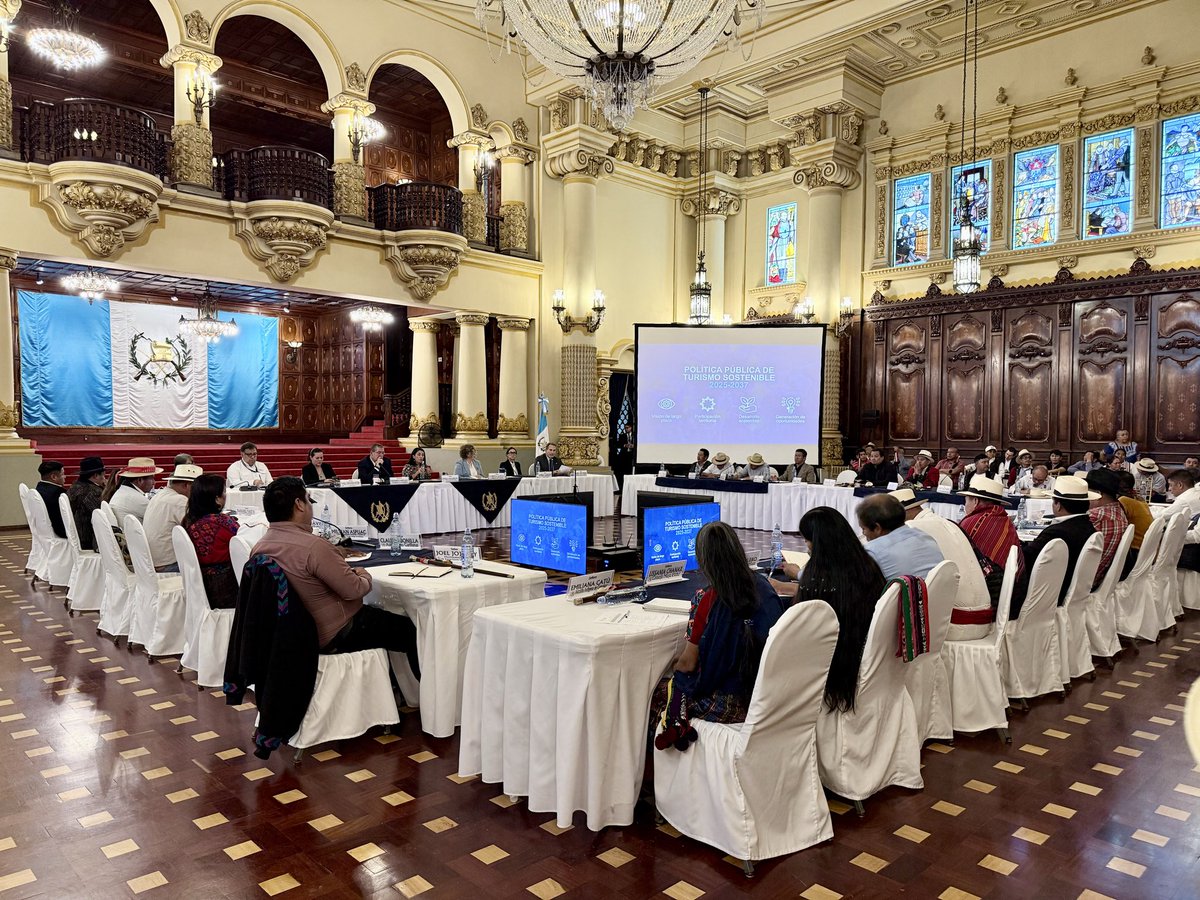 SPP_GT's tweet photo. 🤝 Se realizó la 26.ª Asamblea de Diálogo entre el presidente @BArevalodeLeon y autoridades indígenas ancestrales.

Se dialogó sobre los avances en la activación económica, fortaleciendo la coordinación entre instituciones y el trabajo conjunto con los pueblos indígenas. https://t.co/I2r0TMUCCP