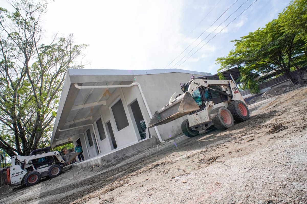 ObraMunicipal's tweet photo. Complejo Educativo Herbert de Sola, El Paisnal, San Salvador Norte, cargando…⏳😎

Trabajamos diferentes frentes de obra, desde fundaciones y sistemas de drenaje, hasta acabados en aulas y áreas sanitarias, garantizando espacios modernos y adecuados para la formación de nuestros estudiantes.🫶🏼

Como #DOM, seguimos construyendo infraestructura educativa de calidad para las futuras generaciones. 📚✨