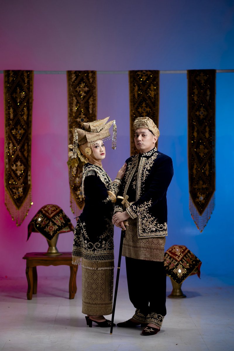trrezeguet's tweet photo. 3. studio/adat (pake pakaian adat minang, dikarenakan kita berdua orang minang dan pakaian adat sangat riweuh jadi kita putusin buat foto di studio) https://t.co/PJVsGSRvFz