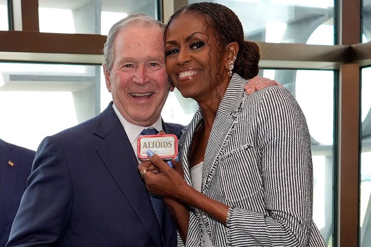 mhenderson33's tweet photo. Old friends meet again. 

George W. Bush and Michelle Obama. https://t.co/dt3sacdJOm