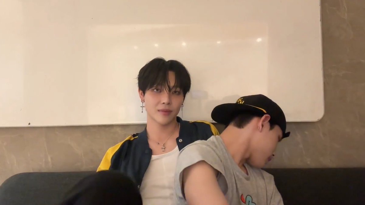 nicoruas's tweet photo. complaining about the room temperature being 'too hot' but they’re literally sitting attached at the hip like this https://t.co/RIlxrkQukX