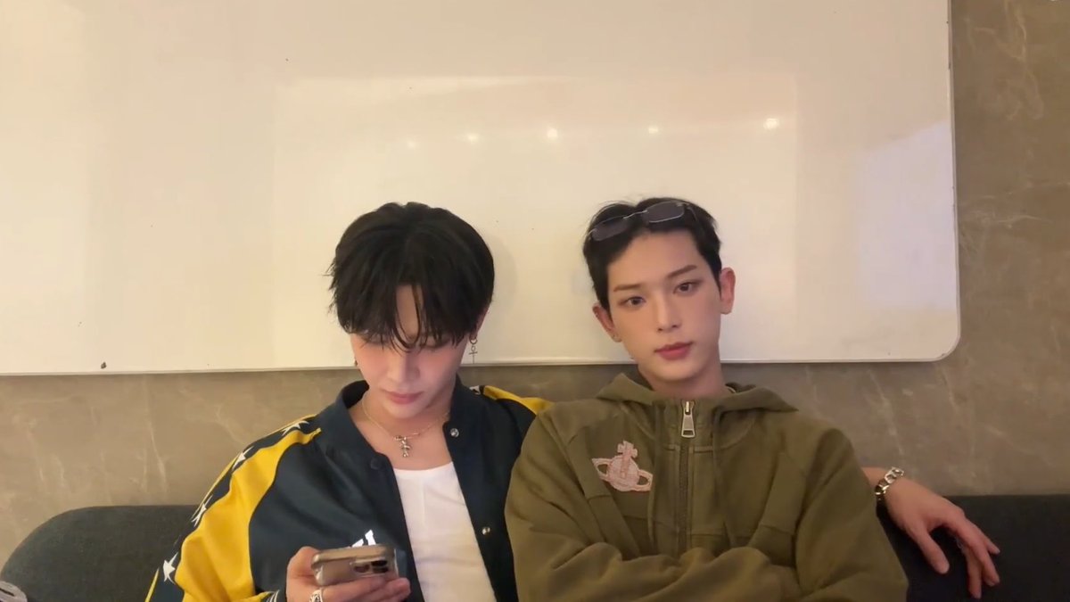 nicoruas's tweet photo. complaining about the room temperature being 'too hot' but they’re literally sitting attached at the hip like this https://t.co/RIlxrkQukX