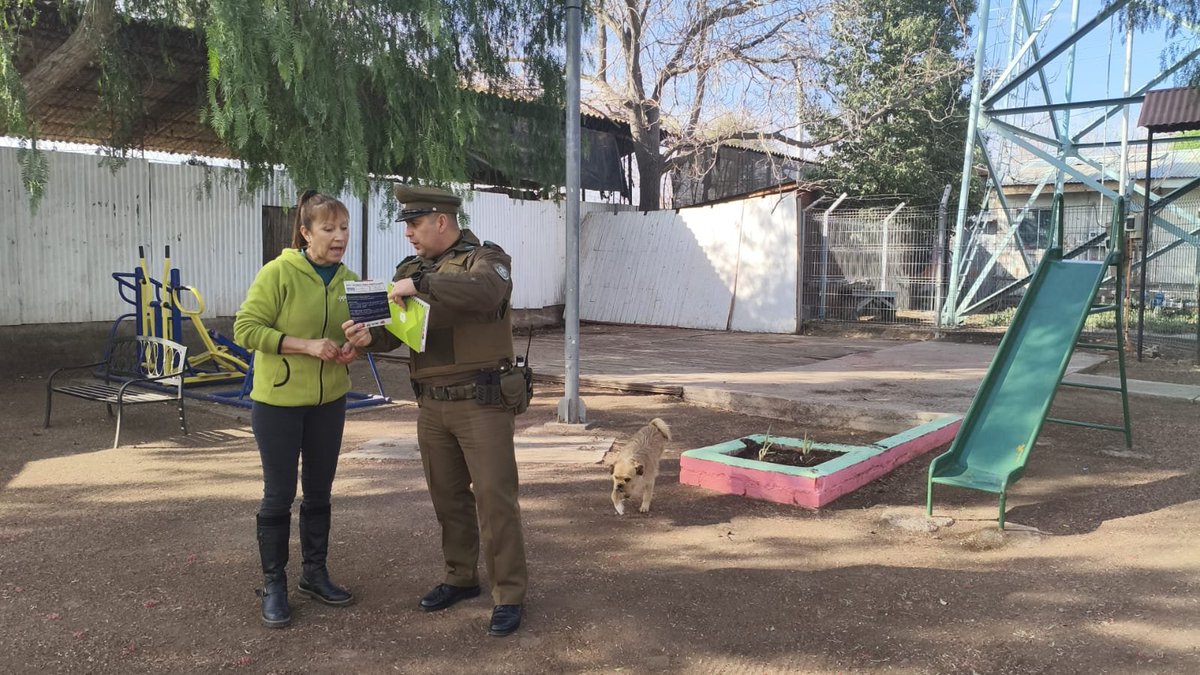 carabprnorte's tweet photo. #TilTil:@CarabMicc del Retén Huertos Familiares,realiza campaña preventiva de autocuidado y entrega de números de emergencia a vecinos del sector Punta Peuco, ante cualquier requerimiento con la finalidad de aumentar la sensacion de seguridad en la comunidad
#CarabinerosDeTodos https://t.co/XQ4maEGADJ