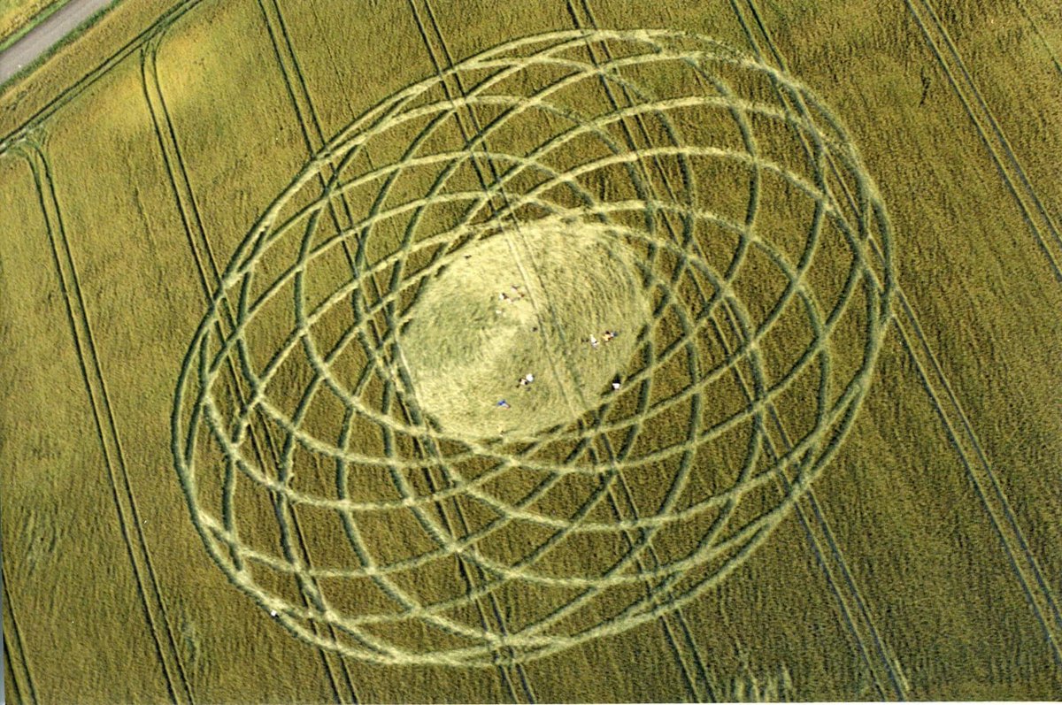 _Universal_7's tweet photo. Crop formation. 
Alton Priors, Wiltshire, July 11, 1997
Approximate diameter - 400 feet. https://t.co/5uuvPnMnAQ