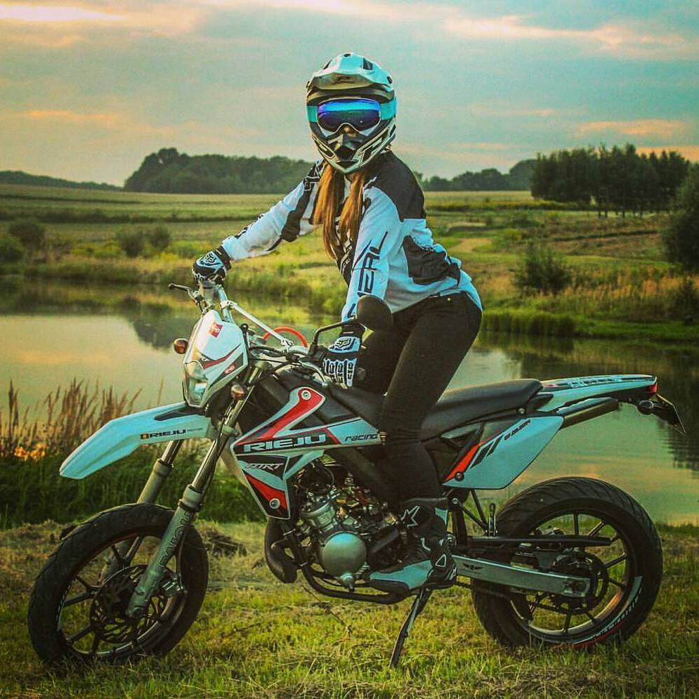 MoreMotorcycles's tweet photo. #BikerGirl https://t.co/8qjf2lZqhO