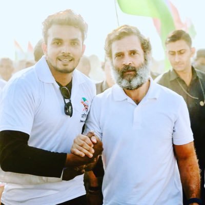SAUDBOS5's tweet photo. मुश्किलों के इस दौर में
उम्मीदों का गांधी
जो है आज का जननायक 
आज का गांधी.. 

  @RahulGandhi जी को जन्मदिन की ढेरों शुभकामनाएं।

#HappyBirthdayRahulGandhi
#rahulgandhichesytgyouth https://t.co/e0pJvbuL7m