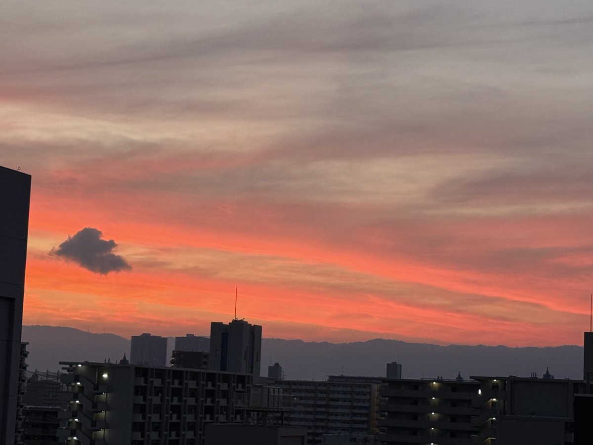 hajimetokenta's tweet photo. ASAYAKEの中で♪̊̈♪̆̈
#KeyofLife
#おはよう
#二度寝
妖しいまでの朝焼け🌇起きたついでにパシャっとな〜📷✨
また寝るおやすみ〜( ˘ω˘ ) スヤァ… https://t.co/fQN2kB2gWy