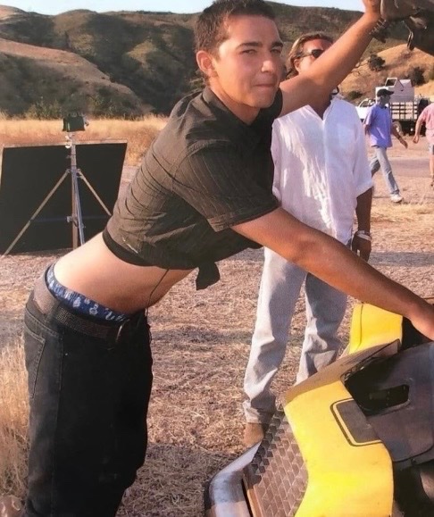 historyinmemes's tweet photo. While filming Transformers (2006), Megan Fox and Shia LaBeouf shared undeniable on-screen chemistry that became one of the film’s most memorable elements. https://t.co/27szbaeFY1