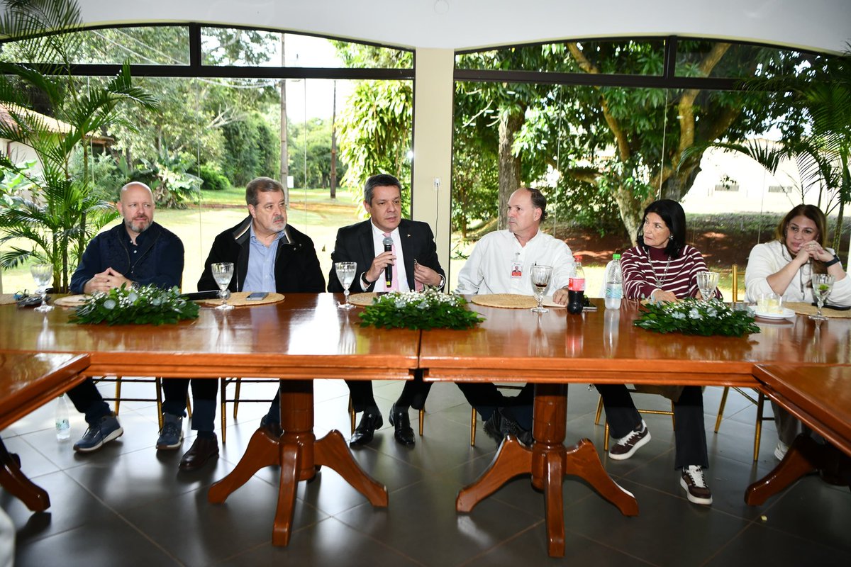 itaipuparaguay's tweet photo. 🤝✨ Hoy, jueves 16/06, recibimos la visita de una comitiva de la Fundación Desarrollo en Democracia (DENDE), en el marco del Curso de Formación Dirigencial que desde hace más de 20 años reúne a líderes del país.

El director financiero de la Binacional, Rafael Lara, dio la bienvenida a la delegación. La visita incluyó un recorrido técnico por la central hidroeléctrica y un conversatorio con las autoridades.

Los visitantes agradecieron esta oportunidad de intercambio y destacaron la importancia de conocer ITAIPU por dentro y apreciar su magnitud y su contribución al desarrollo del Paraguay. 

🌿⚡ Esta iniciativa reafirma nuestro compromiso con la formación de líderes y la cooperación interinstitucional.