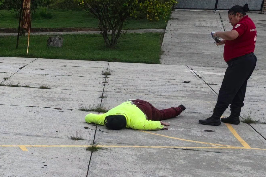 Region_Global's tweet photo. Un trabajador de la telesecundaria “Vicente Guerrero” murió tras ser atacado con un arma punzocortante en Alpotzonga, Ixtacuixtla, Tlaxcala. La víctima logró ingresar al plantel en busca de ayuda, pero falleció antes de recibir atención médica.
https://t.co/eruFt7QHfT https://t.co/hJxNtcHonS