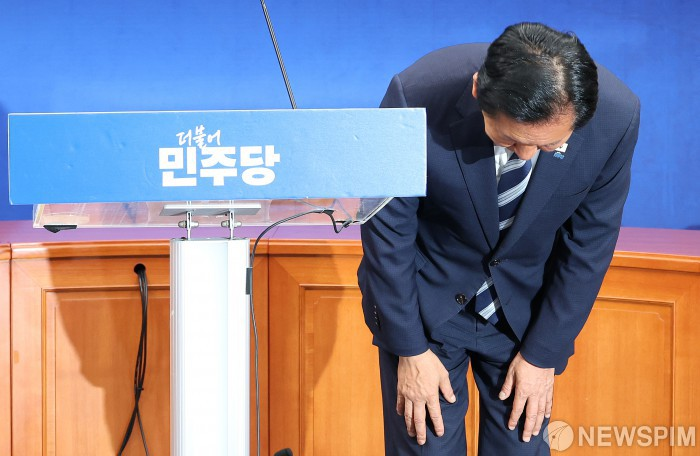 newsgongjang's tweet photo. 정청래의 인사 https://t.co/4MuLB221yA