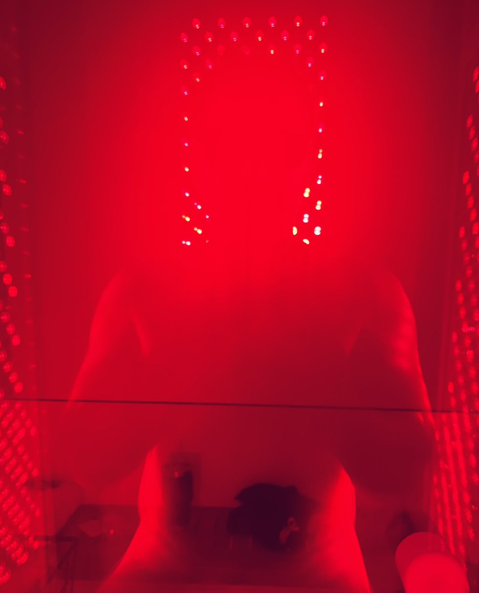 Caliman435's tweet photo. A little Red Light Therapy for this Thursday morning. Self care is always a good thing. https://t.co/MXrFd40LNB