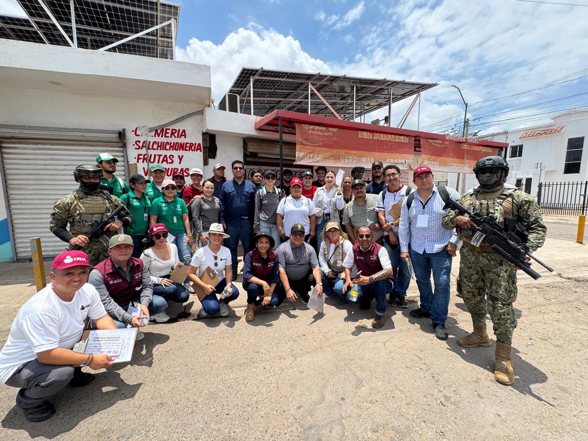Bety_Olivares's tweet photo. Ayer recorrimos las calles de la Colonia Bella Vista, Culiacán, #Sinaloa, vistamos casa por casa a l@s ciudadan@s y pudimos conocer sus dudas y problemáticas que les aquejan, acercamos servicios y atención de los tres órdenes de gobierno, con ello seguimos construyendo comunidad y reconstruyendo el tejido social.

#HumanismoMexicano
#PrimeroLosPobres
#LosJóvenesUnenAlBarrio 🇲🇽❤️