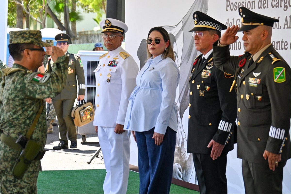 YeralBonillaV's tweet photo. Hoy acompañamos al General de División E.M. Alejandro Vargas González en su Toma de Posesión al Cargo y Protesta de Bandera como Comandante de la III Región Militar.

Le deseo el mayor de los éxitos en esta nueva responsabilidad. Seguiremos trabajando en equipo por el bienestar y la tranquilidad de las familias sinaloenses.