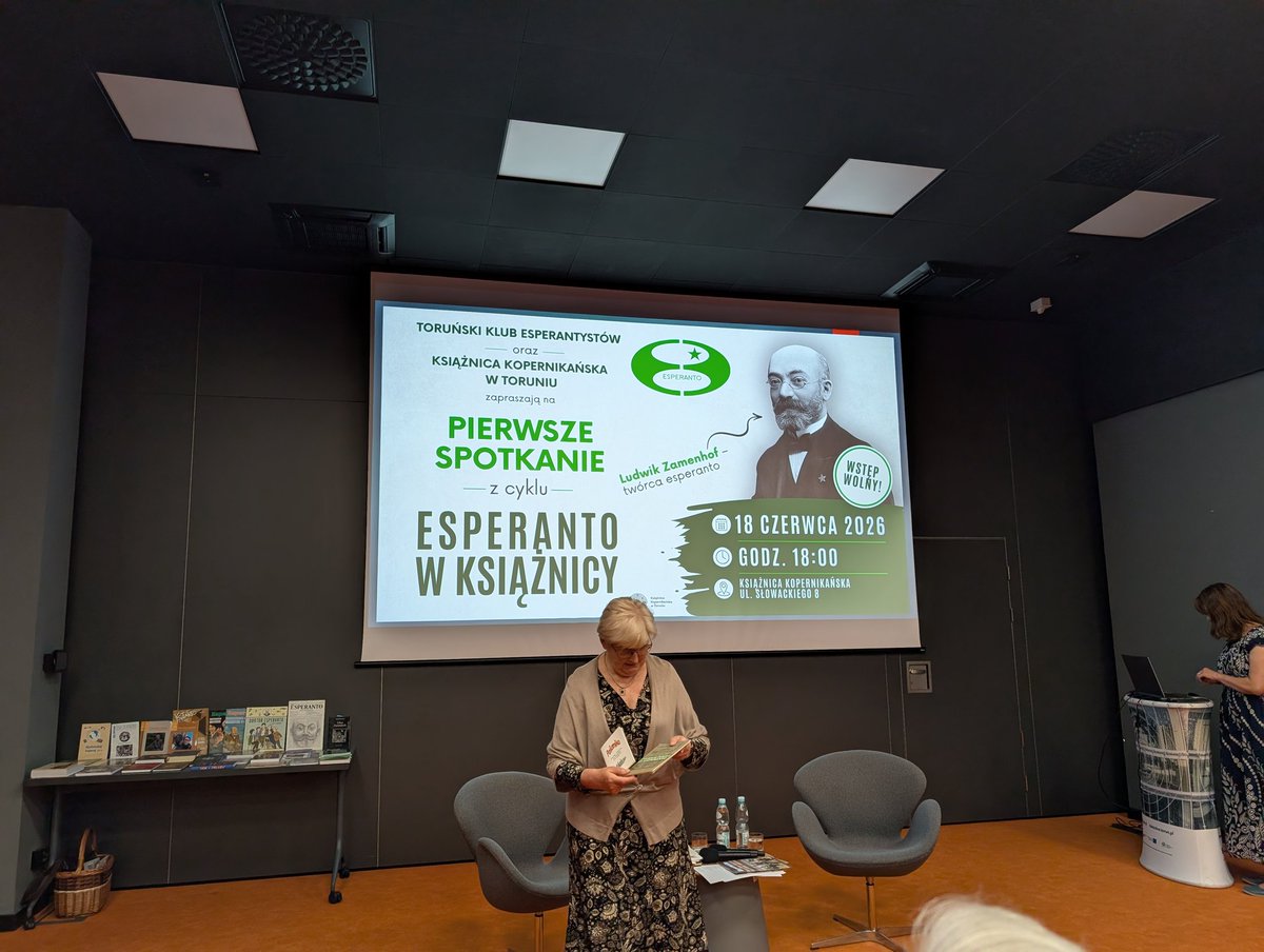 WojtekSt's tweet photo. Fantastyczne spotkanie o esperanto w Książnicy Kopernikańskiej w Toruniu @ksiaznicatorun https://t.co/gAe58kY0OP