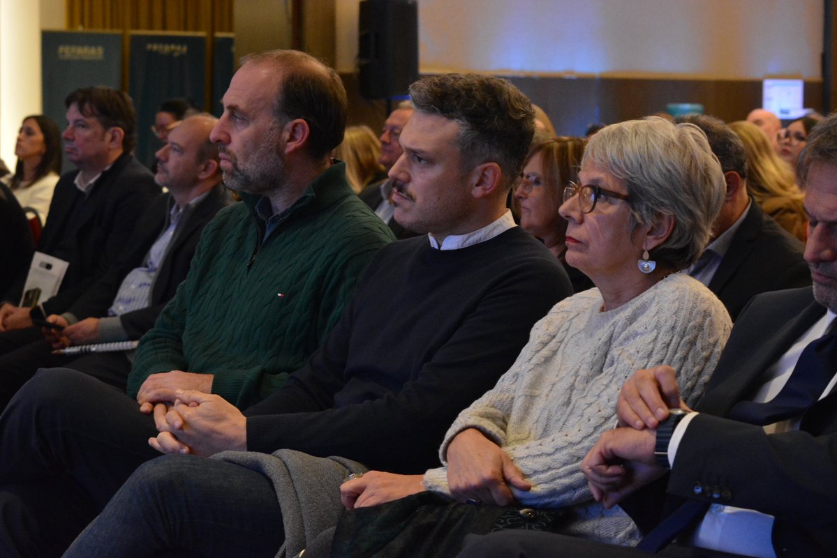 nkreplak's tweet photo. Participé de las 23° Jornadas Federales de Política, Economía y Gestión del Medicamento “Sustentabilidad Sanitaria: rol de Profesionales y Entidades de Salud” en #Pilar.

Un espacio de debate colectivo para pensar el sistema sanitario federal de manera integral en el contexto sociopolítico actual y las transformaciones necesarias para garantizar respuestas más eficientes, equitativas y accesibles para nuestra población.

Junto a representantes de la Provincia de Neuquén el Consejo de Obras y Servicios Sociales de las Provincias de la República Argentina (COSSPRA) compartimos experiencias de gestión, donde presentamos los avances de la Provincia en la estrategia de compra centralizada de Medicamentos Bonaerenses.

¡Gracias por la invitación!