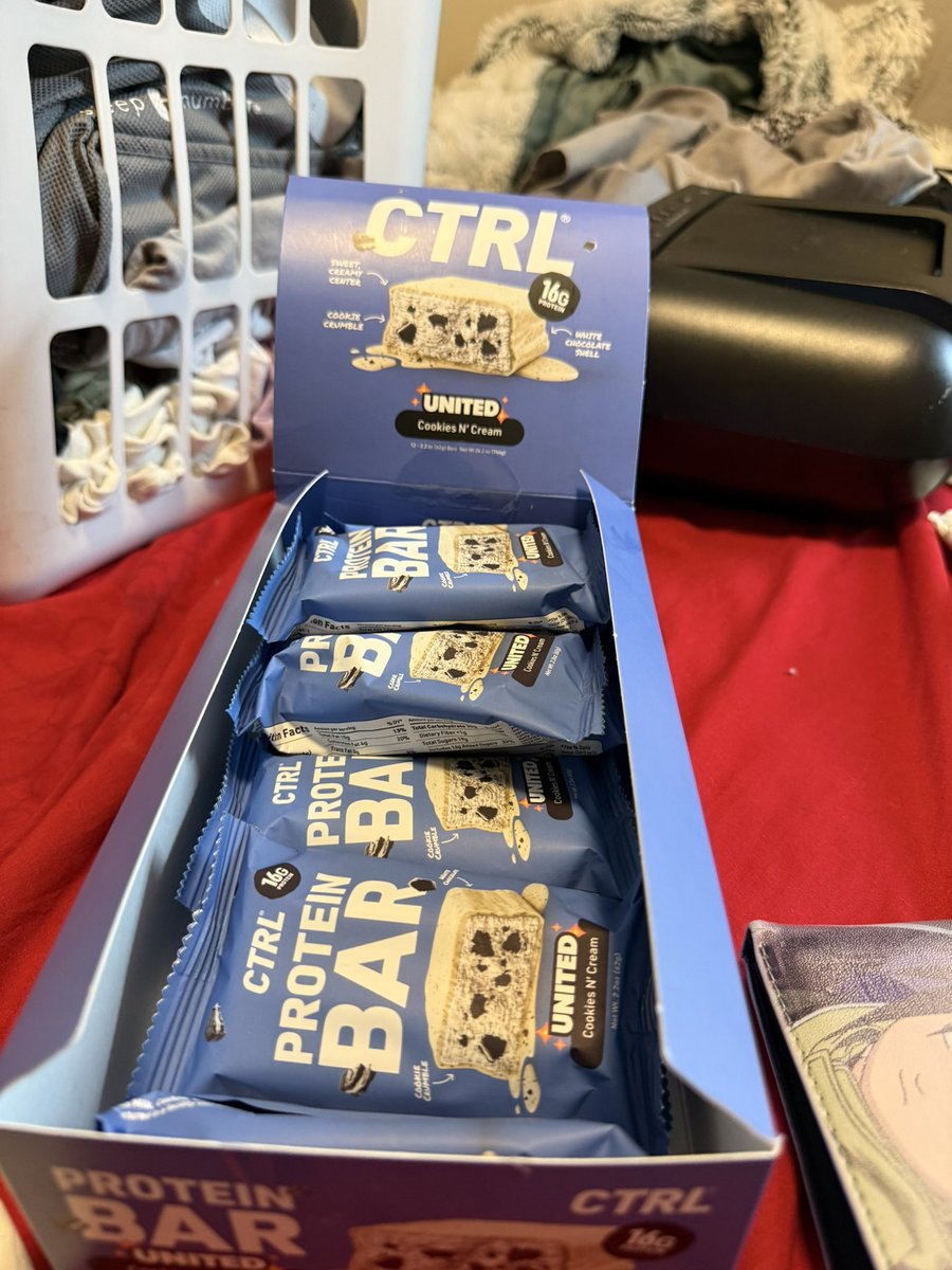 K_Young2346's tweet photo. @UnitedHayze they came in! I ate one and dang man! Creation of the century😩😩 https://t.co/Q4QXW5CMBu