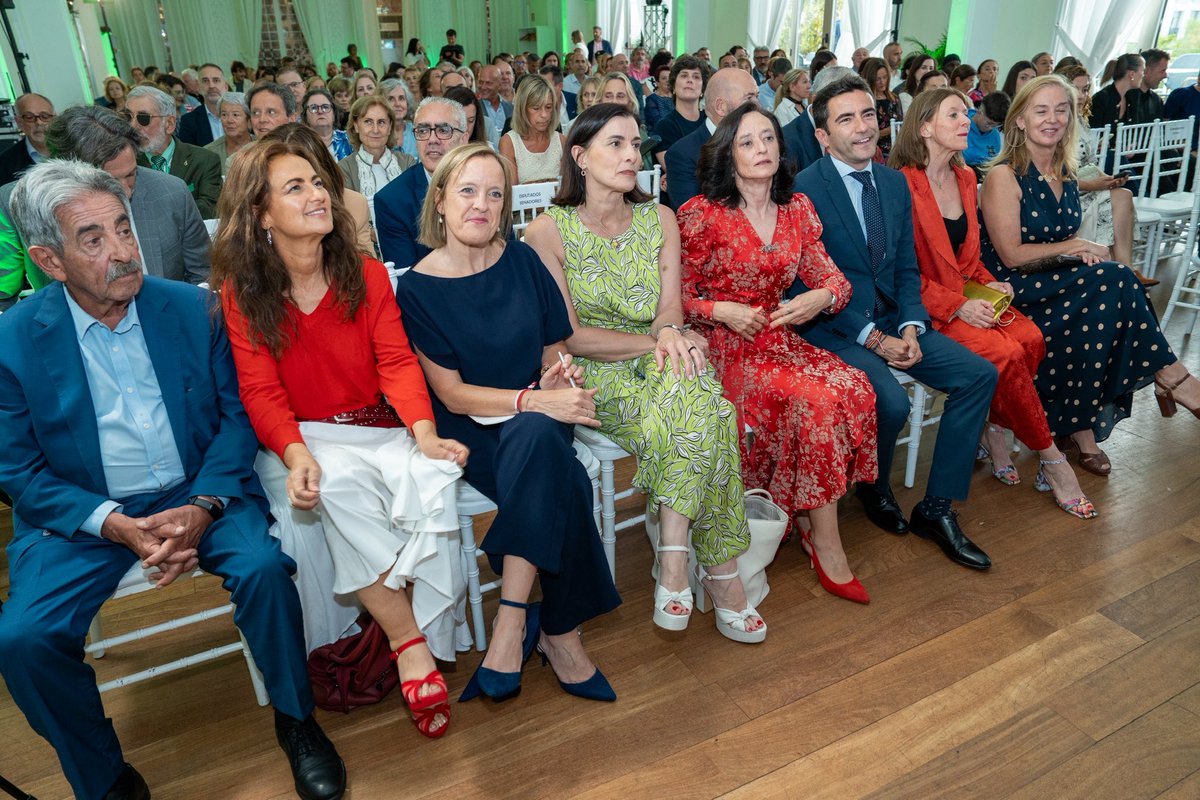 PSOECantabria's tweet photo. 📸 El secretario general, @pedro_casares, el portavoz municipal @fergodani y la concejala y presidenta de la fundación @MatildeDLaTorre, @PazdelaCuesta, han asistido a la entrega de la VIII edición de los premios de @ondacerocan. https://t.co/bdWCqxYqkv