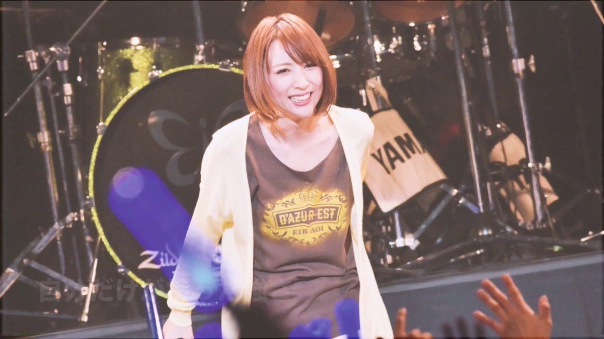 eirclaris's tweet photo. 今日の #藍井エイル の曲は

「レイニーデイ」──
雨音の向こうで、新しい自分が待っている一曲

雨音の向こうから、明日へ続く光が見えてくるような一曲です。シングルでもタイアップでもないのに、ファンの間で根強く愛されているのは、等身大の悩みに寄り添いながら、沈んだ心にそっと風を通してくれるからだと思います。思うように進めない日も、雲の切れ間から差す光に導かれるように、少しずつ足取りが軽くなっていく。聴き終えたあとには、雨上がりの道を歩きながら、新しい自分に会いに行きたくなるような希望が残ります。