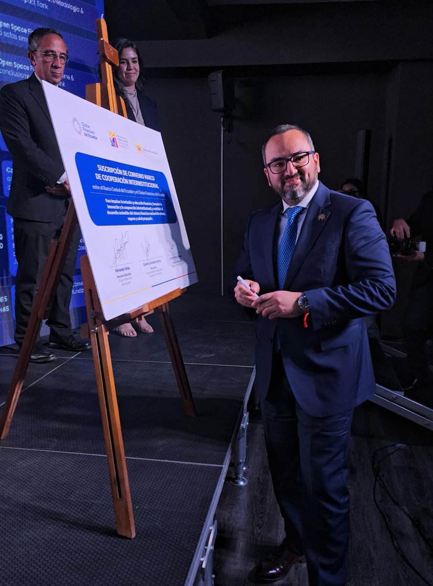 BancoCentral_Ec's tweet photo. 🤝 ¡Impulsamos la inclusión financiera como una política de desarrollo nacional!

En el marco de +Innovación 2026, el Presidente de la Junta de Política y Regulación Financiera y Monetaria, Gustavo Camacho Dávila, y el Gerente General encargado del Banco Central del Ecuador, Jorge Ponce, suscribieron un Convenio Marco de Cooperación con el Clúster Financiero del Ecuador.