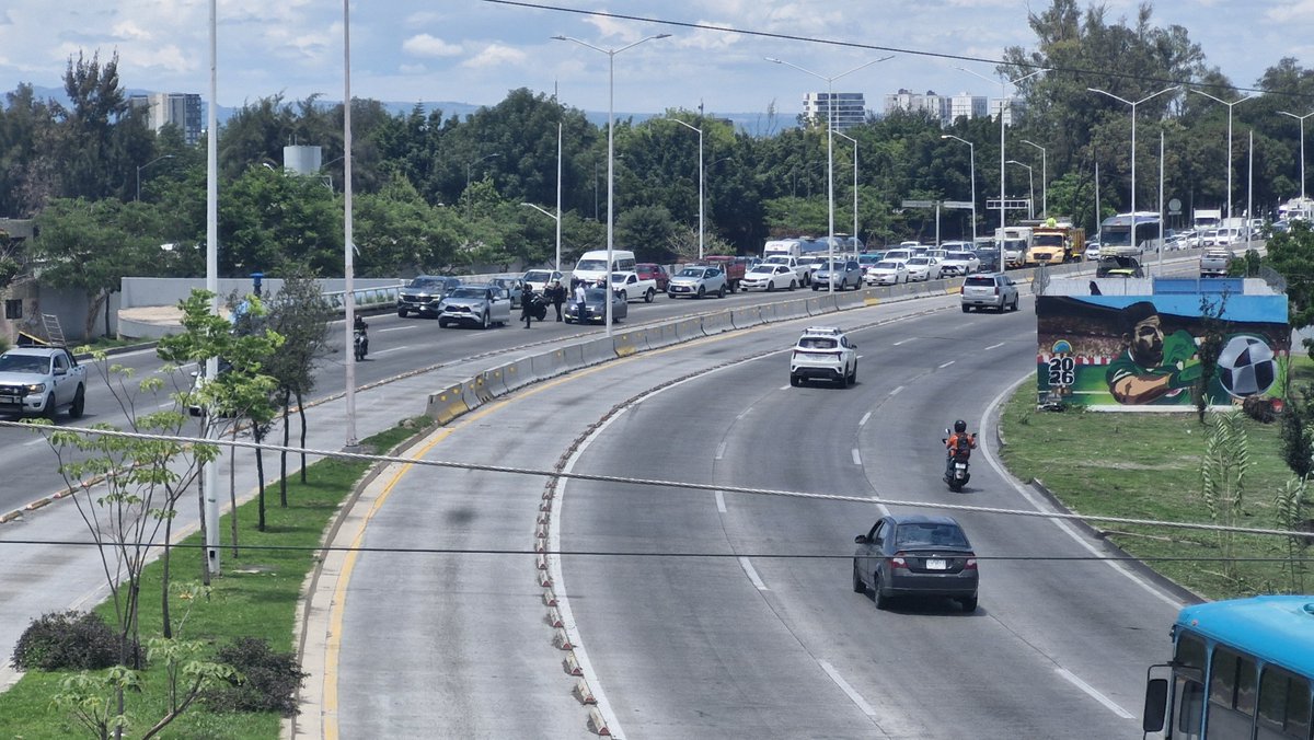 jlfrias's tweet photo. Esto pasa en periferico a la altura de 5 de mayo, de norte a sur. 
@Trafico_ZMG https://t.co/hfn3dgS9ti