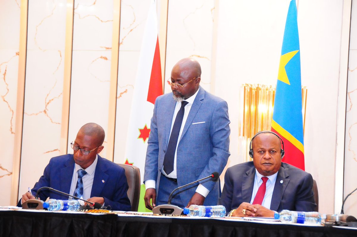 JosueMerje's tweet photo. 🤝 Coopération régionale : la RDC engagée pour une meilleure connectivité en Afrique de l’Est et australe.

Réunie en Tanzanie aux côtés de six autres pays de la sous-région, la République démocratique du Congo a pris part à la signature d’accords stratégiques visant à renforcer la coopération régionale, faciliter les échanges commerciaux et améliorer les infrastructures de transport.

Portée par la vision du Président Félix-Antoine Tshisekedi Tshilombo en faveur de l’intégration africaine, la RDC réaffirme son engagement à contribuer activement à la mise en œuvre de ces initiatives au bénéfice du développement économique, de la mobilité et du bien-être des populations.

C’est le secretaire general aux transports, voies de communication et desenclavement Pierrot Nke sanamoko mandaté par le VPM rt ministre de tutelle Jean pierre Bemba qui a representé le pays a ces assises.