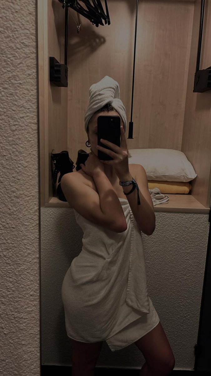 iam_irisbby's tweet photo. moi + mes seins -> tes Dm                        
tu veux ? 🤭                 
t’inquiète c’est gratuit https://t.co/UyjN3GWSFg