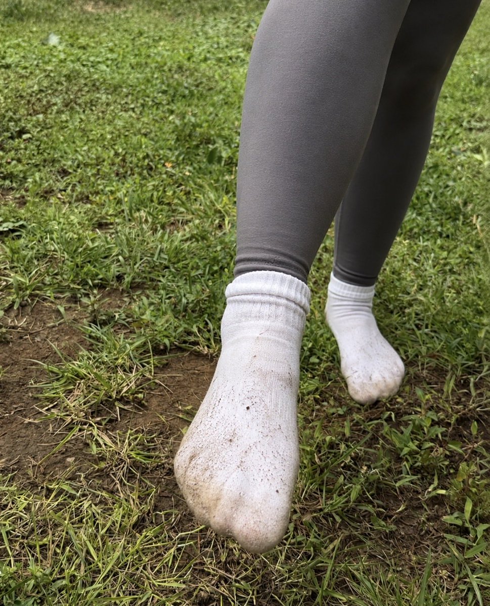 bareftgingbabe's tweet photo. rate the dirt level 1-10 👣😂

spent some time outside and my feet definitely paid the price 🌿☀️

if you’d like more pics, custom content, or a pair of worn socks, send me a message 💌

cashapp: $barefootgingerbabe https://t.co/5yBxsZdcLp