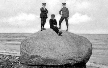 Stefan_deM's tweet photo. In Lübeck-Travemünde gibt es einen 80-Tonnen Findling   unmittelbar an der Küste. Er spielt in der Literatur eine gewisse Rolle, u.a. in Th. Manns Roman Die Buddenbrooks. Der 80-Tonner versinkt aber mit der Zeit. 
Das ist natürlich bei dem Gewicht, die Geschwindigkeit ist dabei abhängig vom Untergrund. Dieses Sinken ist nicht auf einen "Anstieg des Meeresspiegels" zurückzuführen.