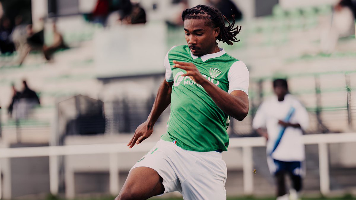 TRIBUNESTE42100's tweet photo. 🎙️ Medhy Lutin Zidée : « Je suis très heureux et je ressens beaucoup de fierté aujourd'hui en signant mon premier contrat professionnel au sein de mon club formateur. Je pense aux entraîneurs et aux dirigeants qui m'ont fait confiance, et je les remercie. »

Lors de l'officialisation de son premier contrat professionnel, l'ailier droit n'a pas caché son émotion.

#ASSE ⎜#TribuneStéphanoise