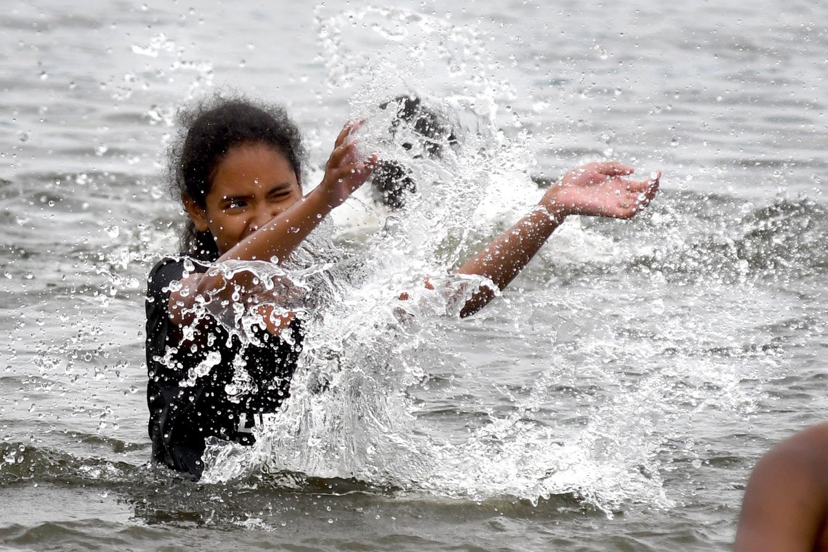 JacksonCountyMO's tweet photo. Today we welcomed the @HelpKCKids Hawthorne Unit out to Longview Lake Beach! Despite the overcast day, the kids had a great time splashing around with Jackson County Parks + Rec. 🌊🏖️ https://t.co/N0hsXK2soC