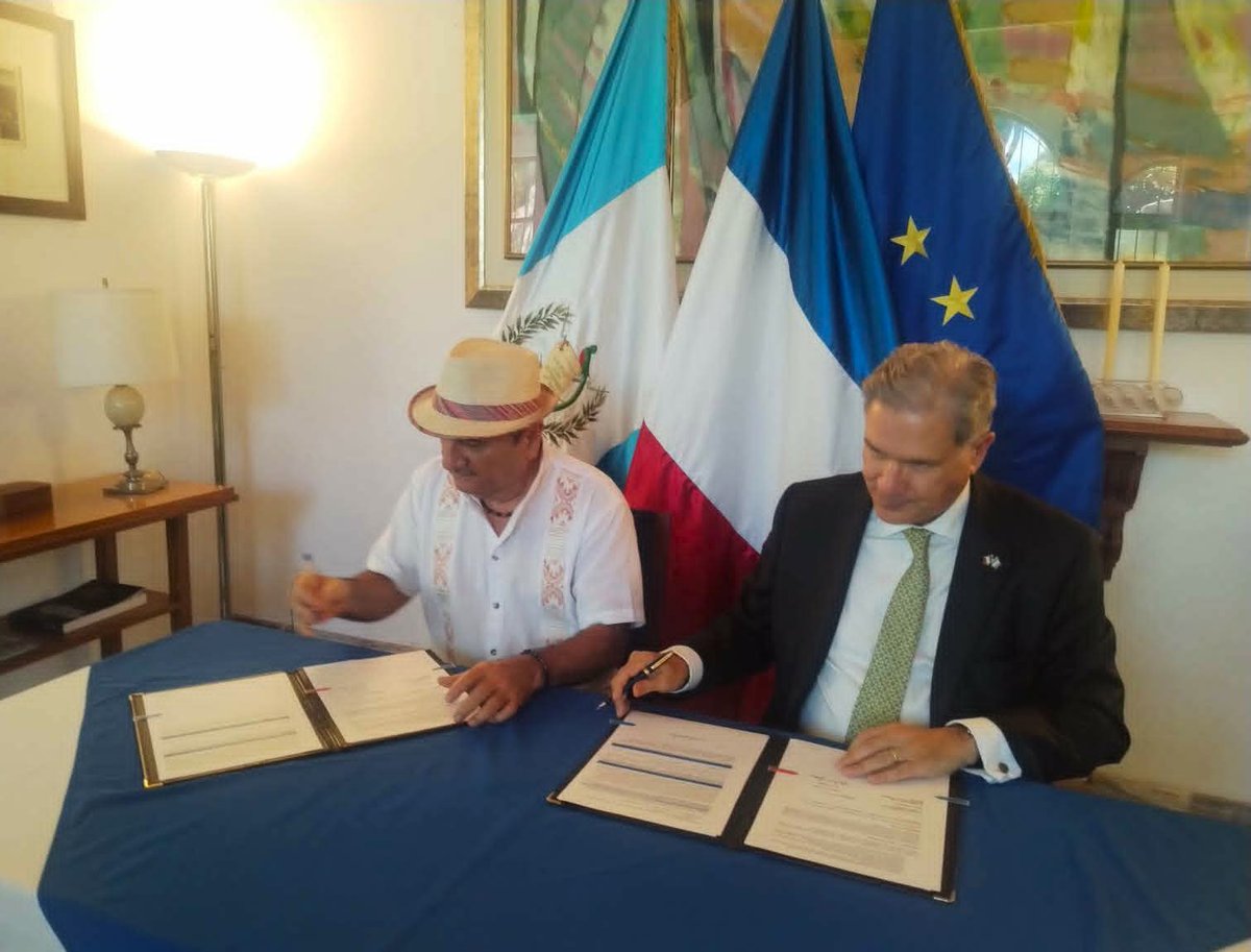 LIGAGHM2017's tweet photo. Con el señor Frédéric Clavier, embajador de Francia en Guatemala, firmado el convenio de cooperación 2026 entre ese país y la Liga Guatemalteca de Higiene Mental, en el marco del Programa Todos por el Reencuentro. https://t.co/v8po7cDqHu