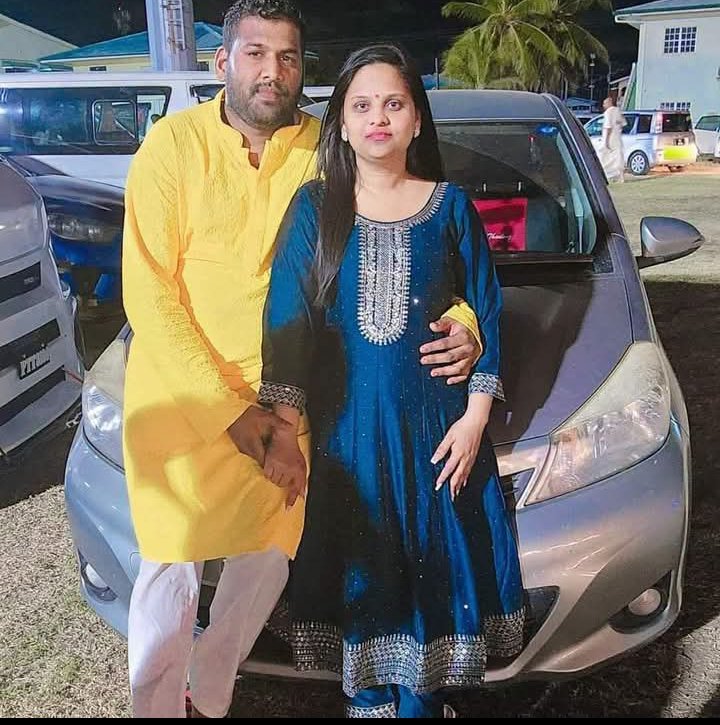 jamir1919's tweet photo. कभी सोचा है कि जिसे आप अपना सबकुछ समझते हैं,

उसके साथ आप का एक 7 साल का बच्चा भी हो

वही एक दिन अचानक किसी और मर्द के  साथ चला जाए?

और उसके साथ 7 महीने रहे फिर आप के पास वापस आ जाए 

तो क्या करेंगे आप

ये हुआ शुभांकर के साथ

शुभांकर और अनुप्रिया की शादी 2019 में हुई थी।

दोनों दिल्ली में रहते थे,
एक बेटा था,
एक सामान्य परिवार था 

हँसी, बहस, चाय, और शाम की बातें।

फिर एक दिन अनुप्रिया की मुलाकात बैंगलोर के एक कंटेंट क्रिएटर से हुई।

बातें बढ़ीं,
कॉल बढ़े,
और फिर उसने अपने बेटे और पति को छोड़कर घर छोड़ दिया।

बिना कोई नोट छोड़े,
बिना कोई जवाब दिए।

शुभांकर ने उसे हर जगह ढूँढा —
हर संभव जगह,
हर किसी से पूछा,
लेकिन कोई पता नहीं चला।

रातें बेचैन, दिन खाली,
और बच्चे की आँखों में वही सवाल —
"मम्मी कब आएँगी?"

7 महीने बीत गए। 
1/2👇

Part 2 💔

और फिर एक दिन,
जब सबको लगने लगा था कि वह कभी नहीं लौटेगी…
अचानक दरवाज़ा खुला।
सामने खड़ी थी अनुप्रिया —
शुभांकर ने पहचाना तो लगा जैसे उसकी साँसें रुक गईं।

उसने कहा — "बच्चे से मिलना है।"
शुभांकर ने ठंडी आवाज़ में कहा —
"मिल लो, फिर चली जाओ।
क्योंकि अब तुम्हारी जगह यहाँ नहीं है।"

लेकिन अनुप्रिया वहाँ से नहीं हटी।
बच्चे को देखते ही वह टूट गई,
उसकी आँखें नम हो गईं,
और वह शुभांकर के पैरों पर आ गिरी —

"मुझसे गलती हो गई,
मेरा बॉयफ्रेंड मुझे छोड़कर भाग गया है,
अब मुझे कहीं नहीं जाना, बस तुम्हारे पास रहना है।"

शुभांकर ने उसे देखा,
उसकी आँखों में पछतावा था,
हाथों में सिर्फ एक गुहार —
"मुझे माफ़ कर दो।"

कुछ दिनों तक वह चुप रहा,
फिर फैसला लिया — माफ़ कर दिया।

आज दोनों साथ हैं,
एक नए शहर में,
एक नई शुरुआत के साथ,
प्यार-मोहब्बत से।

लेकिन क्या ये सच में प्यार है?
या फिर ये सिर्फ इसलिए है,
क्योंकि वापसी के बाद कोई रास्ता नहीं बचा था?

सवाल ये है —
क्या आप किसी ऐसे को माफ़ कर पाएँगे
जिसने आपको छोड़कर दूसरे को चुना हो?
या ये सिर्फ बच्चे की खातिर मजबूरी है?

👇 कमेंट में बताएँ।