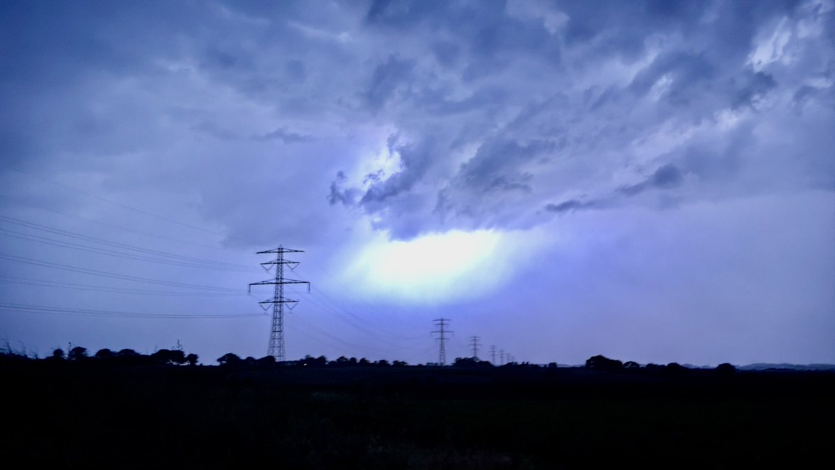 Youridhmn's tweet photo. Wat een avond in zuid Limburg.. joekel van n supercell, mega zware bliksems en die wind? Overal lag puin net.. #onweer https://t.co/PWlqIOM7b5