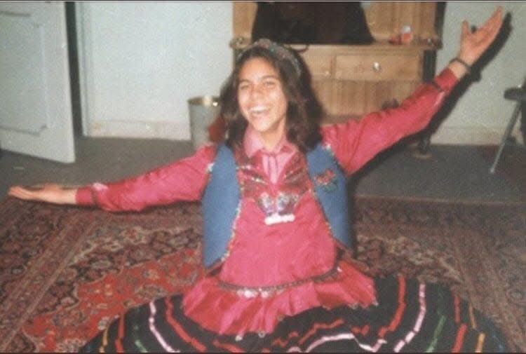 NickSotoudeh's tweet photo. اگر مونا امروز بود، اگر در ۲۸ خرداد ۶۲ در ۱۷ سالگی اعدام نمیشد،حالا زنی بود ۶۰ ساله و داستان زندگی خود را داشت. 
امروز سالروز اعدام مونا محمودنژاد و ۹ زن  #بهایی  دیگر در شیراز است.به آنها گفتند اسلام یا اعدام
۴۸ سال گذشت و ایران هنوز کابوس  #اعدام  دارد
 #نه_به_اعدام   #عدالت https://t.co/PkBz6n8ERq