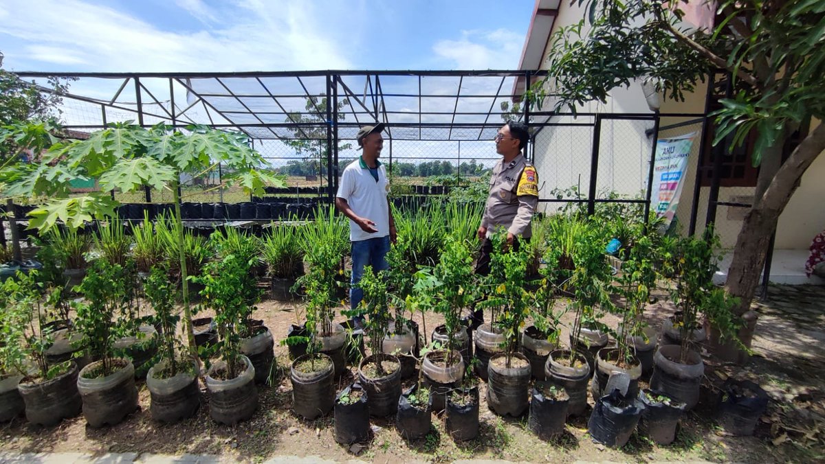 SaptoAe's tweet photo. Kolaborasi dan kepedulian Bhabin Nglambangan Wungu menjadi kunci keberhasilan pembangunan ketahanan pangan
#ketahananpangan
#swasembadapangan
#astacita
#ketahananpanganpolresmadiun
#KabupatenMadiun
#PolresMadiun
#JawaTimur https://t.co/DsowZxDcJl