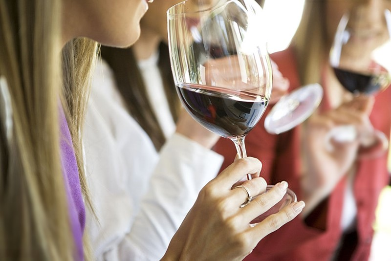 CochaFurras's tweet photo. @elconde_nad0 el vino, es básicamente soda de uva con sabor a viejo, y lo peor es que los mamadores hacen gárgaras con el como si sorbieran el escroto de su padre y dicen "cosecha fina" aunque les des a beber vino de caja del más barato que previamente inyectaste en una botella para no gastar https://t.co/ZpmepNFS3V