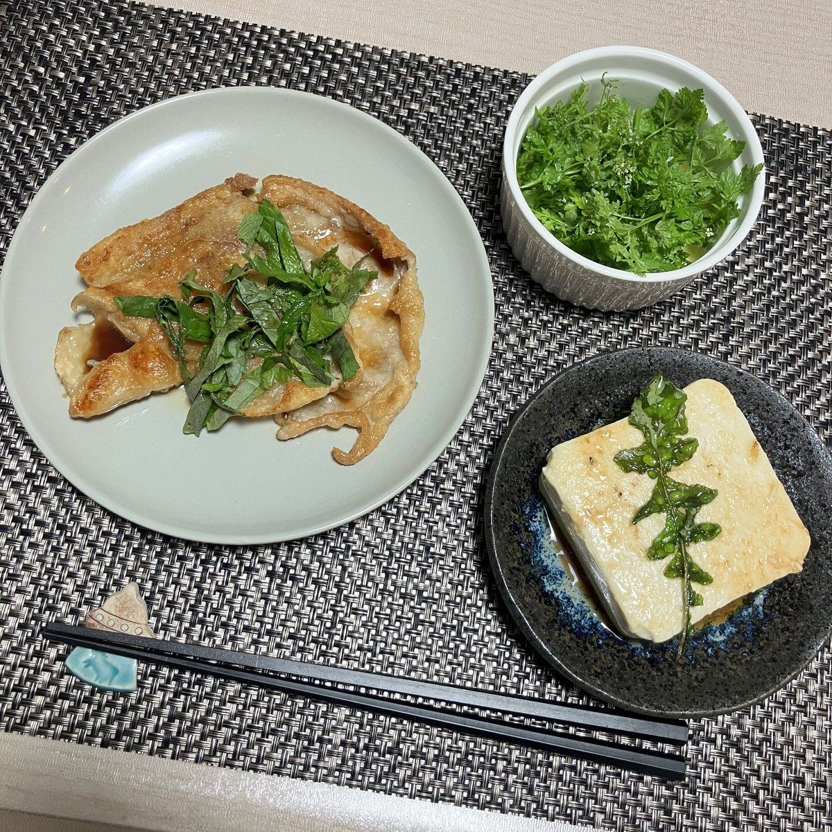 imaginary_udon's tweet photo. 焼き鶏皮となんちゃって揚げだし豆腐と庭の草たちw(豆腐の上のやつは自然に生えてたコオニタビラコかもしれない葉)
なすのペペロンチーノ
ヤンニョムチキン
玉ねぎベースのダルカレー
#自炊記録 
#X家庭料理部 
#料理好きな人と繋がりたい https://t.co/w1o0HkL4gi
