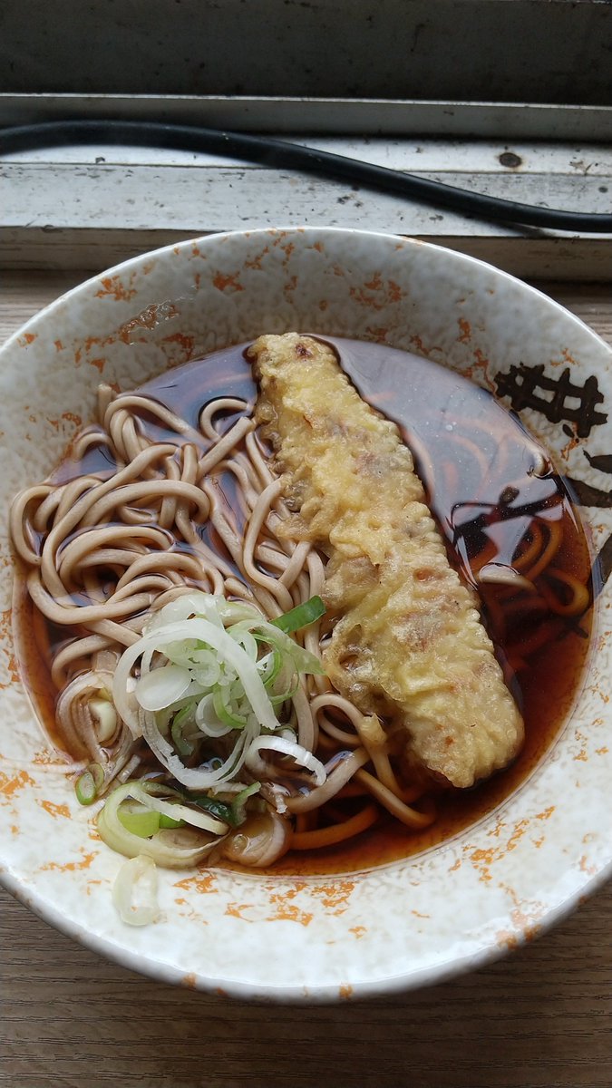 nicolashka_'s tweet photo. 山田製麺所＠入谷
ちくわ天そばを頂きました。実はお初のちくわ天。いつも春菊かきつねにしちゃうからね。ここの茹で麺が何気に好き。旨かった！ https://t.co/nDkzjq68k2