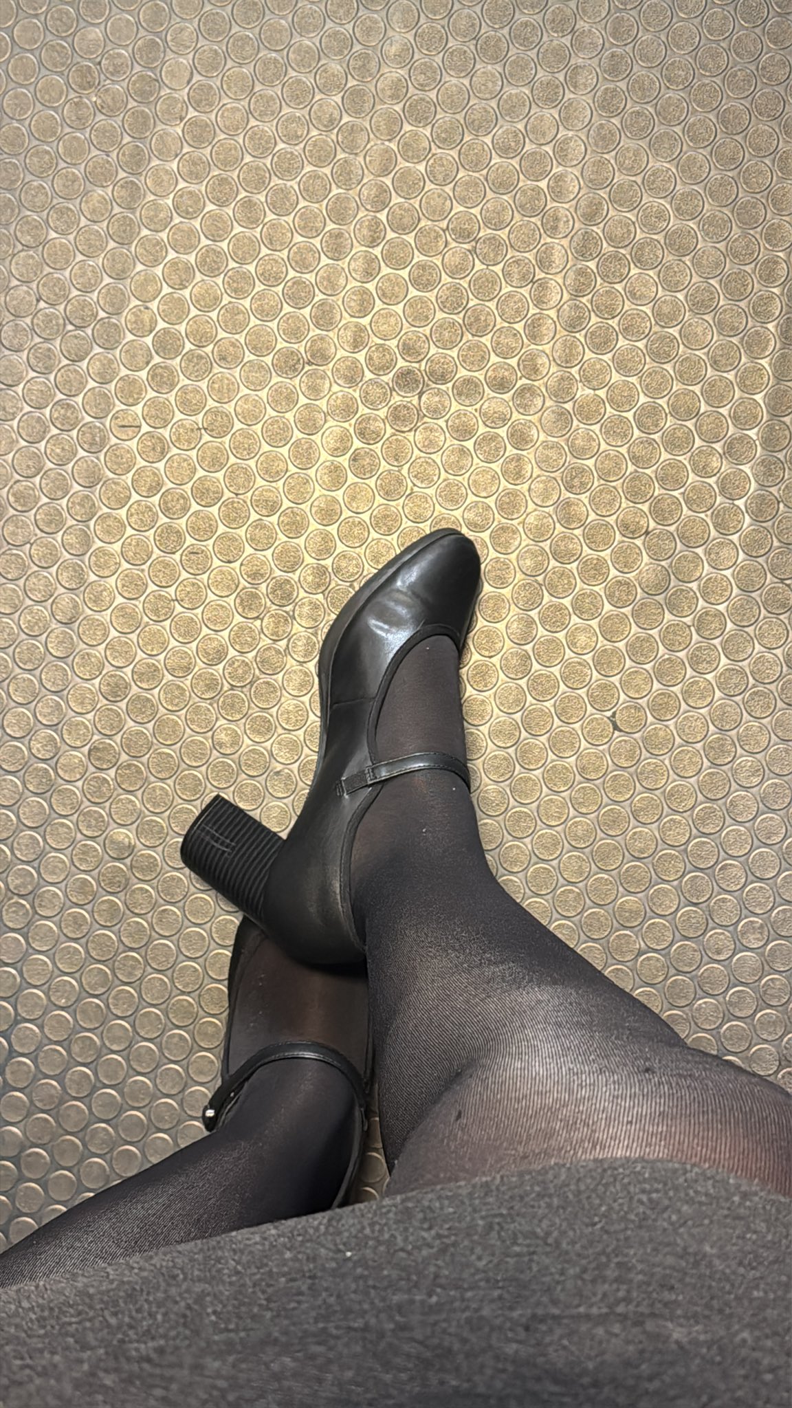 Who’s sniffing my soles after a long 8 hr shift? https://t.co/irxDcNWjNn
